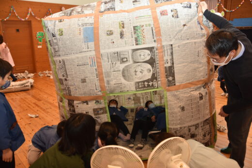 座光寺保育園で新聞遊びイベントを開催しました